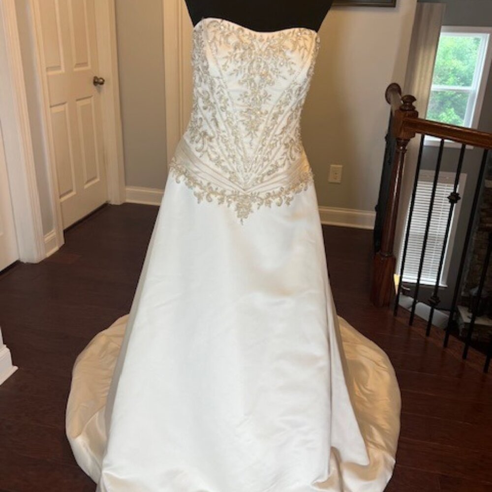 NWT Exclusive Bridal Gown Sleeveless A-Line Beaded Ivory Size 14